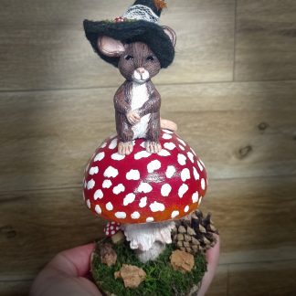 Création artisanale souris magicienne sur champignon handmade