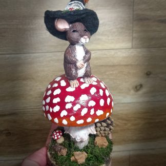 Création artisanale souris magicienne sur champignon handmade