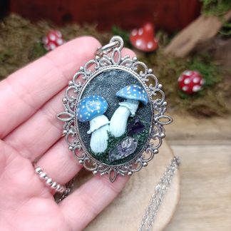 Collier champignons bleus sur support couleur argent - fait main