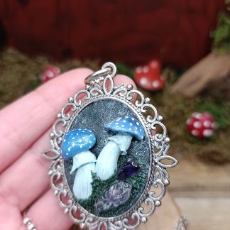 Collier champignons bleus sur support couleur argent - fait main
