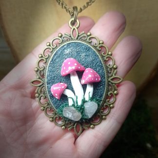 Collier champignons roses sur support couleur bronze - fait main