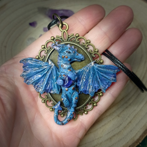 Collier pendentif dragon bleu avec améthyste – fait main