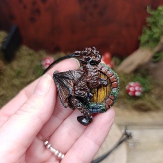Collier dragon sur porte de Hobbit - fait main
