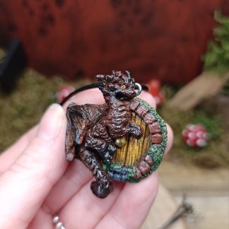 Collier dragon sur porte de Hobbit - fait main