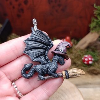 Collier dragon sorcier sur balais - fait main