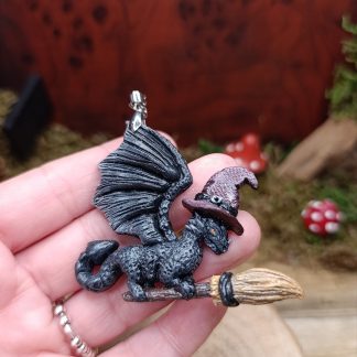 Collier dragon sorcier sur balais - fait main