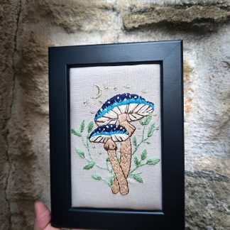 Broderie sous cadre Champignons féériques