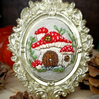 Broderie sous cadre baroque Maison Champignons
