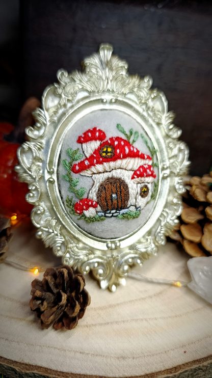 Broderie sous cadre baroque Maison Champignons – Image 3
