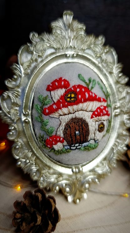Broderie sous cadre baroque Maison Champignons – Image 4
