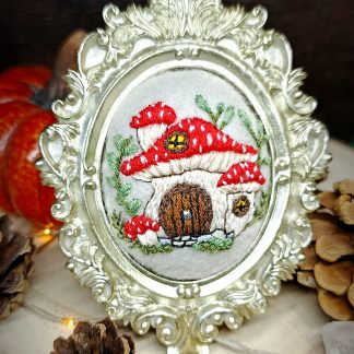 Broderie sous cadre baroque Maison Champignons