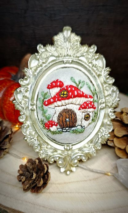 Broderie sous cadre baroque Maison Champignons