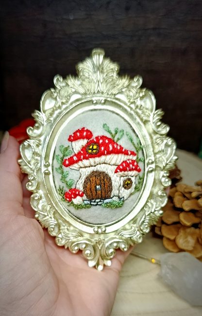 Broderie sous cadre baroque Maison Champignons – Image 5