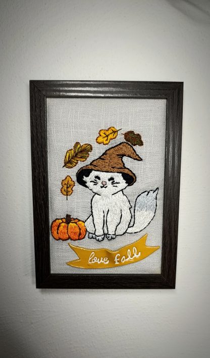 Broderie sous cadre Chat blanc magicien sur le thème de l'automne – Image 6