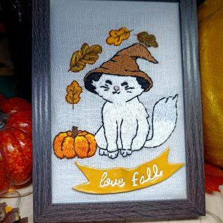 Broderie sous cadre Chat blanc magicien sur le thème de l'automne
