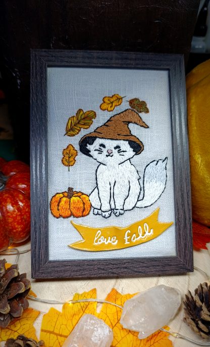 Broderie sous cadre Chat blanc magicien sur le thème de l'automne