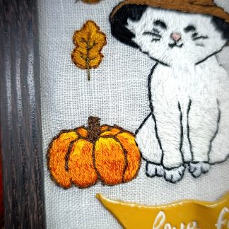 Broderie sous cadre Chat blanc magicien sur le thème de l'automne