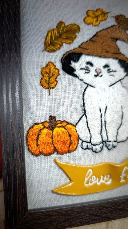 Broderie sous cadre Chat blanc magicien sur le thème de l'automne – Image 2