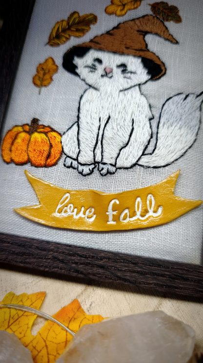 Broderie sous cadre Chat blanc magicien sur le thème de l'automne – Image 3