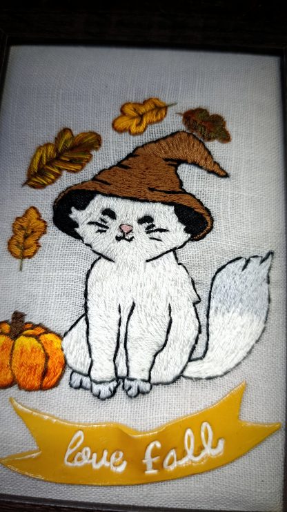 Broderie sous cadre Chat blanc magicien sur le thème de l'automne – Image 4