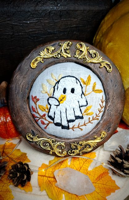 Broderie sous cadre fantôme d'automne phosphorescent