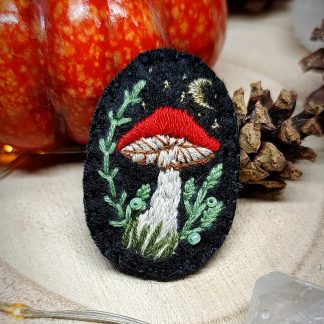 Pin's broderie fantasy Champignon avec petite lune