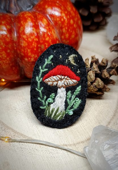 Pin's broderie fantasy Champignon avec petite lune