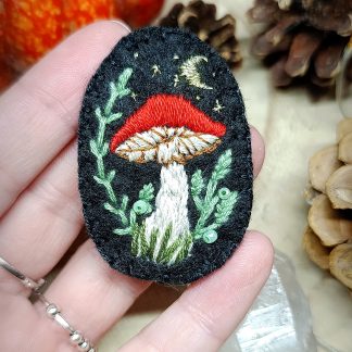 Pin's broderie fantasy Champignon avec petite lune