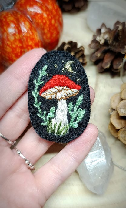 Pin's broderie fantasy Champignon avec petite lune – Image 2