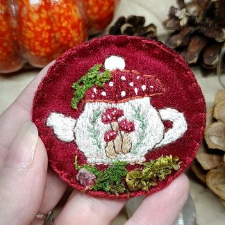 Broche phosphorescente broderie théière fantasy avec champignons