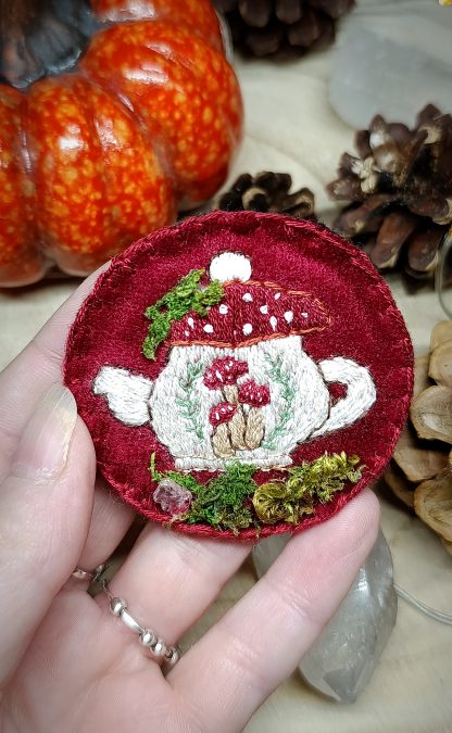 Broche phosphorescente broderie théière fantasy avec champignons – Image 2