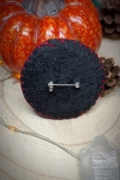 Broche phosphorescente broderie théière fantasy avec champignons – Image 3