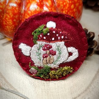 Broche phosphorescente broderie théière fantasy avec champignons