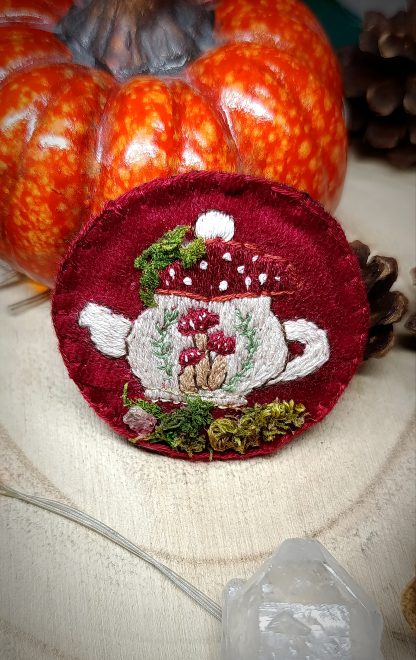 Broche phosphorescente broderie théière fantasy avec champignons