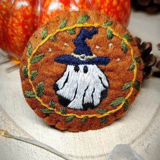 Broche broderie fantôme phosphorescent avec chapeau de sorcier
