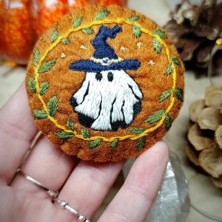 Broche broderie fantôme phosphorescent avec chapeau de sorcier
