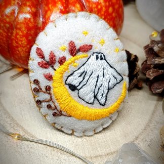 Broche broderie fantôme phosphorescent avec lune