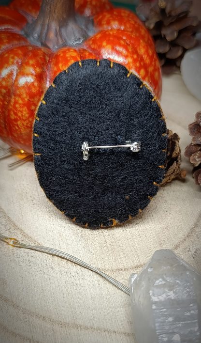 Broche broderie fantôme phosphorescent avec lune – Image 3