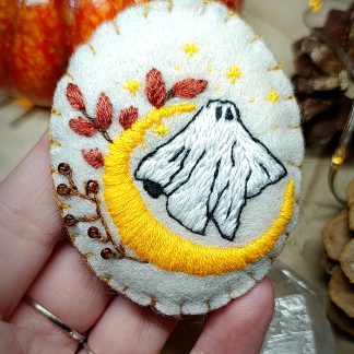 Broche broderie fantôme phosphorescent avec lune