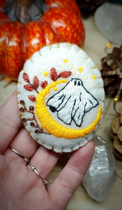 Broche broderie fantôme phosphorescent avec lune – Image 2