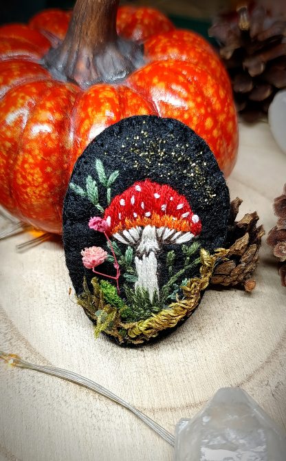 Broche broderie Champignon fantasy – Image 2