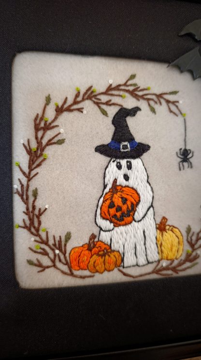 Broderie sous cadre fantôme d'Halloween phosphorescent – Image 2