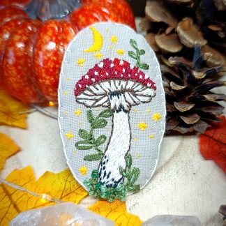 Broche broderie fantasy Champignon avec lune