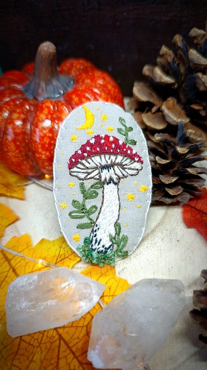 Broche broderie fantasy Champignon avec lune