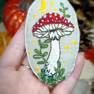 Broche broderie fantasy Champignon avec lune