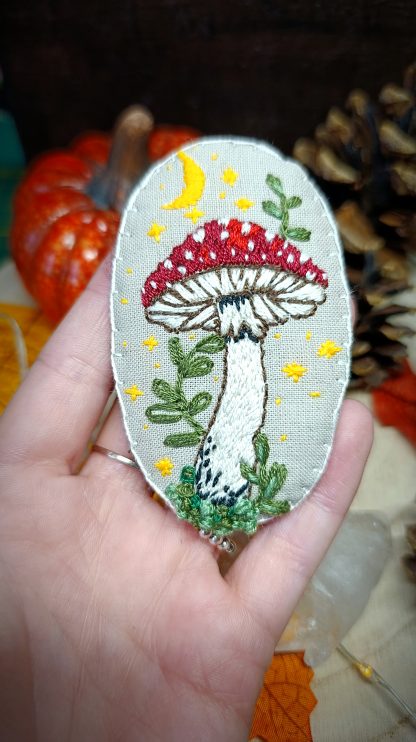Broche broderie fantasy Champignon avec lune – Image 2