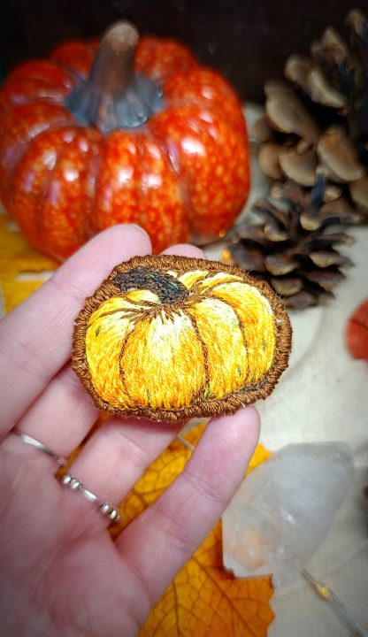 Pin's broderie citrouille