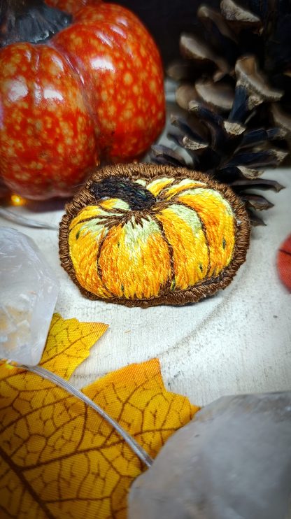 Pin's broderie citrouille – Image 2
