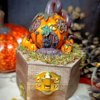 Boite en bois avec sculpture maison citrouille