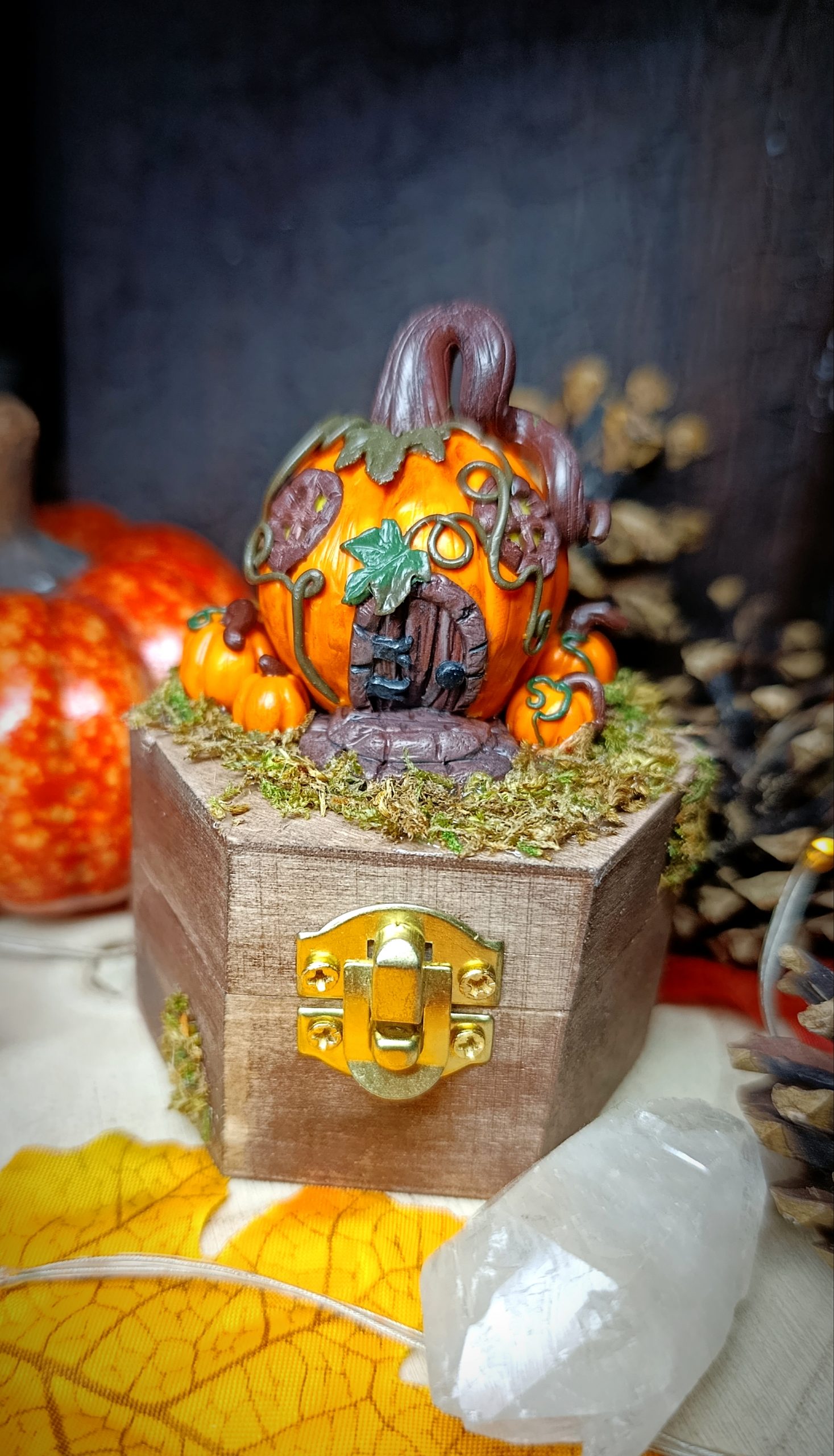 Boite en bois avec sculpture maison citrouille – Image 2